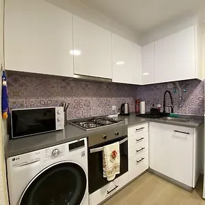 Artistic Digital Getaway - Patio & Great Location! Lisboa